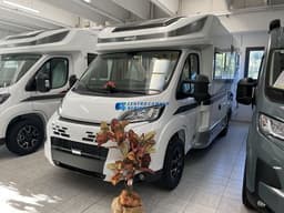 Baron 560 camper semintegrale 6,99 mt 5 posti letto e viaggio, letto matrimoniale trasversale regolabile in altezza
