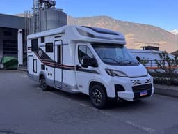 Semintegrale con letti gemelli, maxi stivaggio posteriore. Adatto sia per la coppia che per la famiglia.